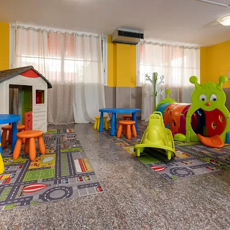 Family Mediterraneo - Azzurro Club Готель Чезенатіко